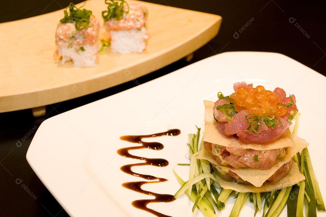 Prato de comida restaurante sobre uma mesa de madeira
