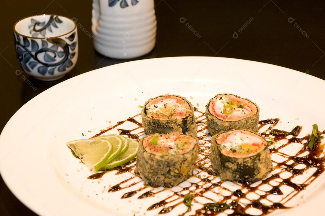 Prato de comida restaurante sobre uma mesa de madeira