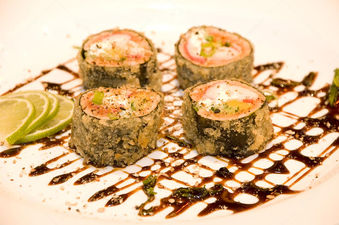 Prato de comida restaurante sobre uma mesa de madeira