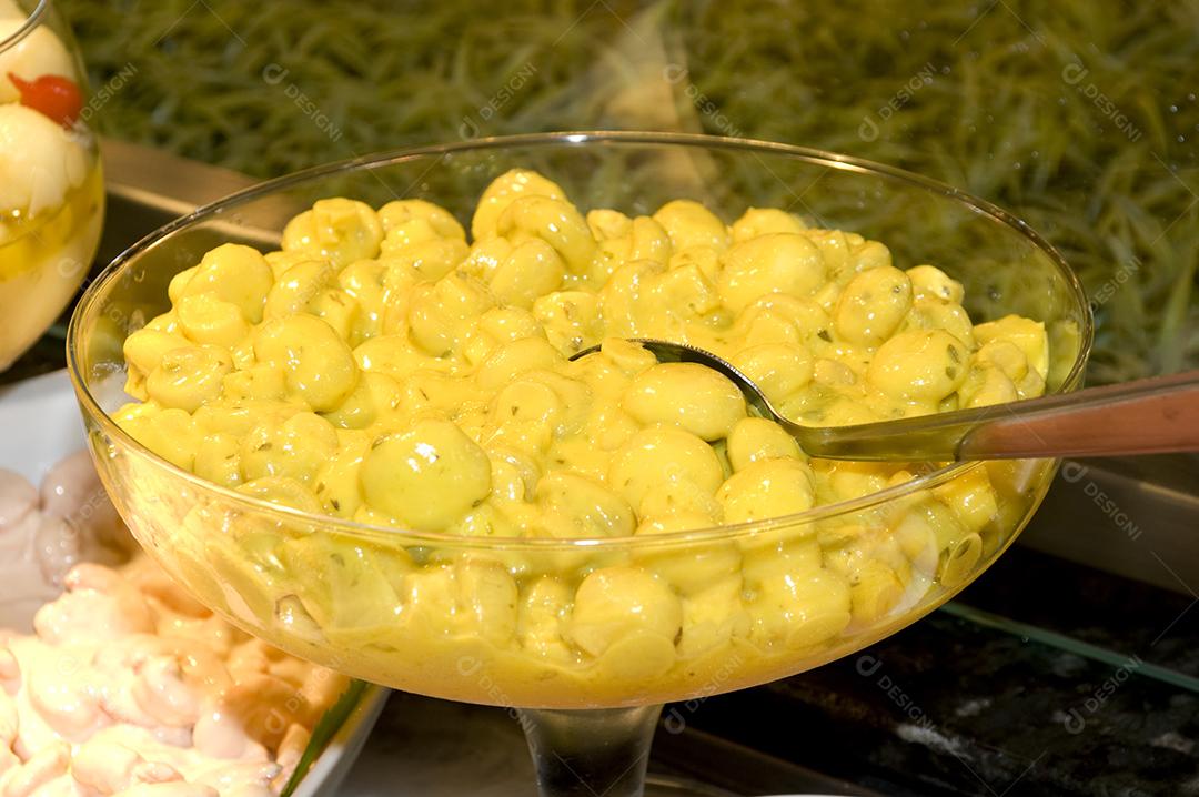 TIgela comida sobre uma mesa de madeira