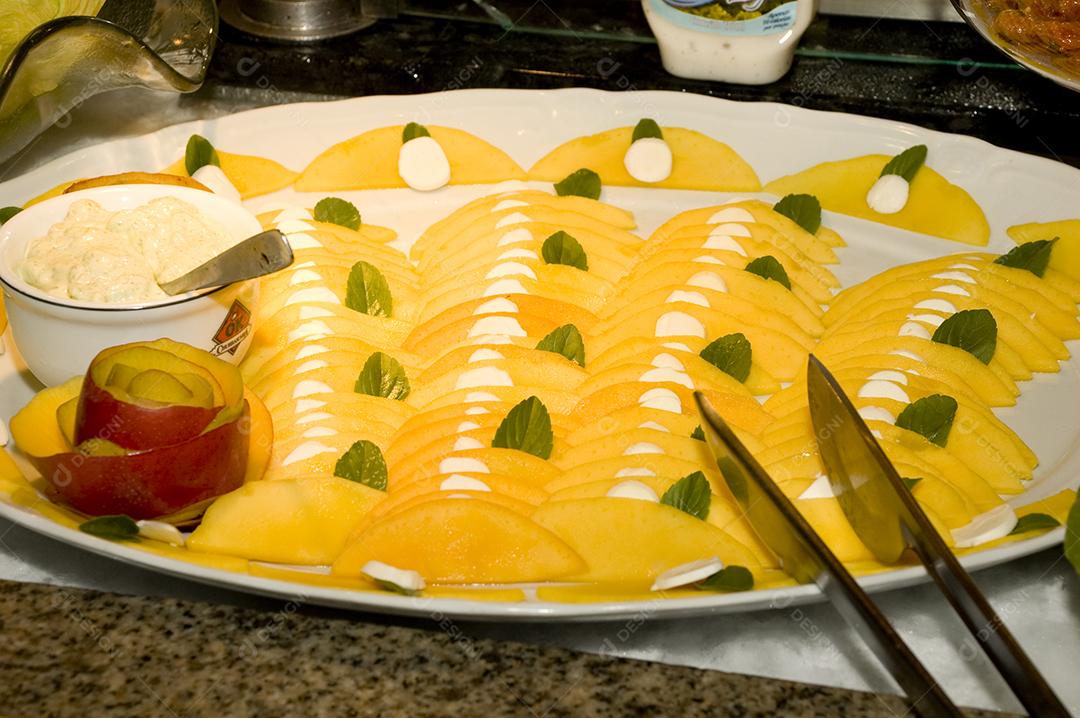 Prato de comida restaurante sobre uma mesa de madeira