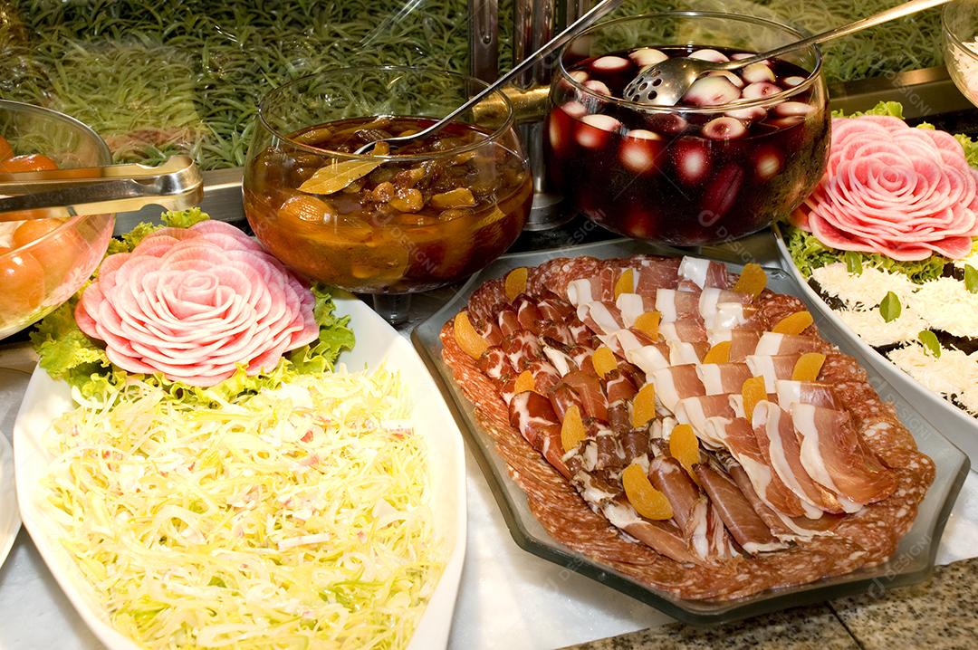 Comida sobre uma mesa de restaurante banquete