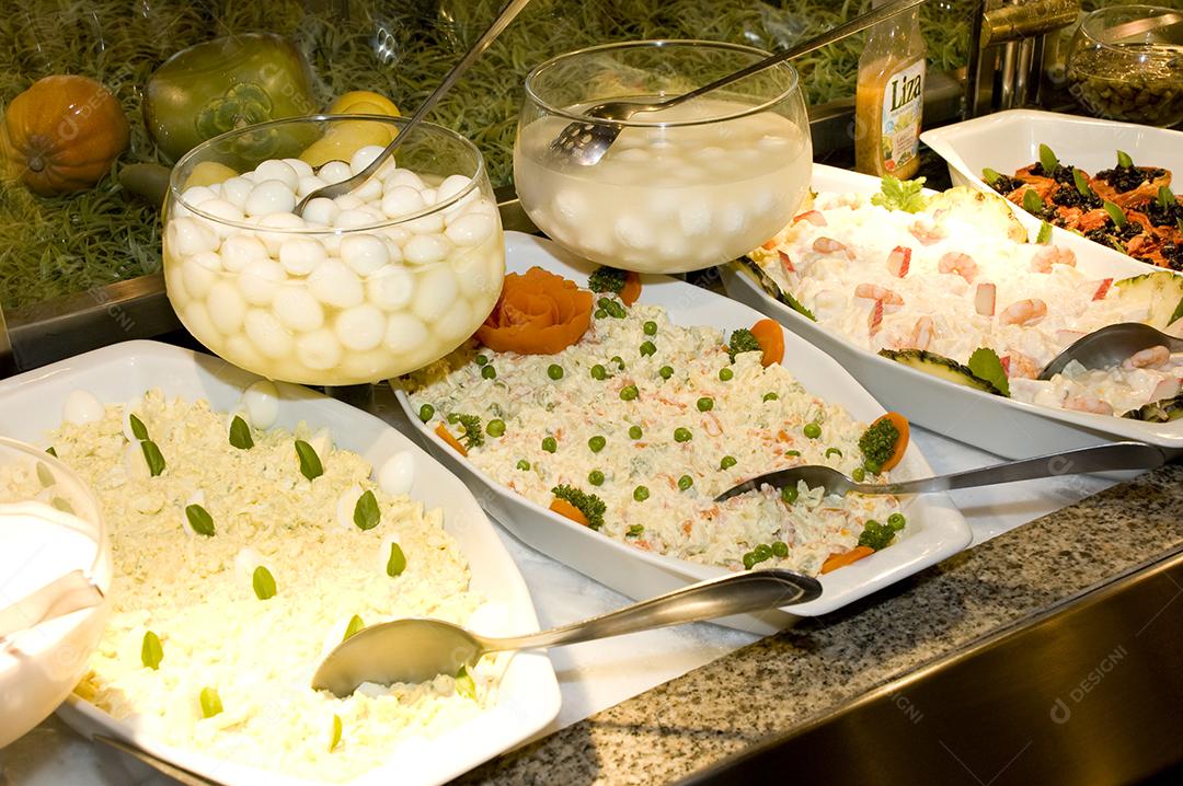 Comida sobre uma mesa de restaurante banquete