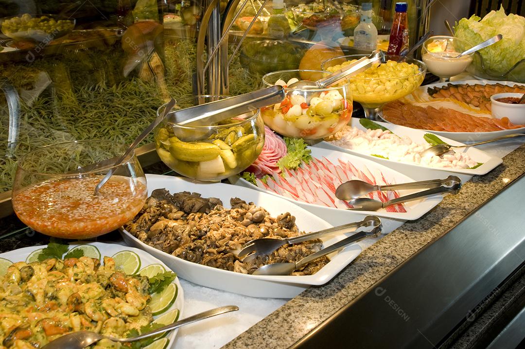 Comida sobre uma mesa de restaurante banquete