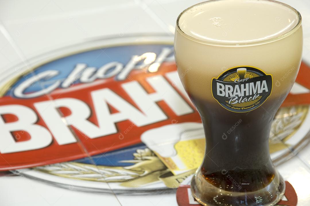 Bebida cerveja copo de vidro sobre mesa de plastico