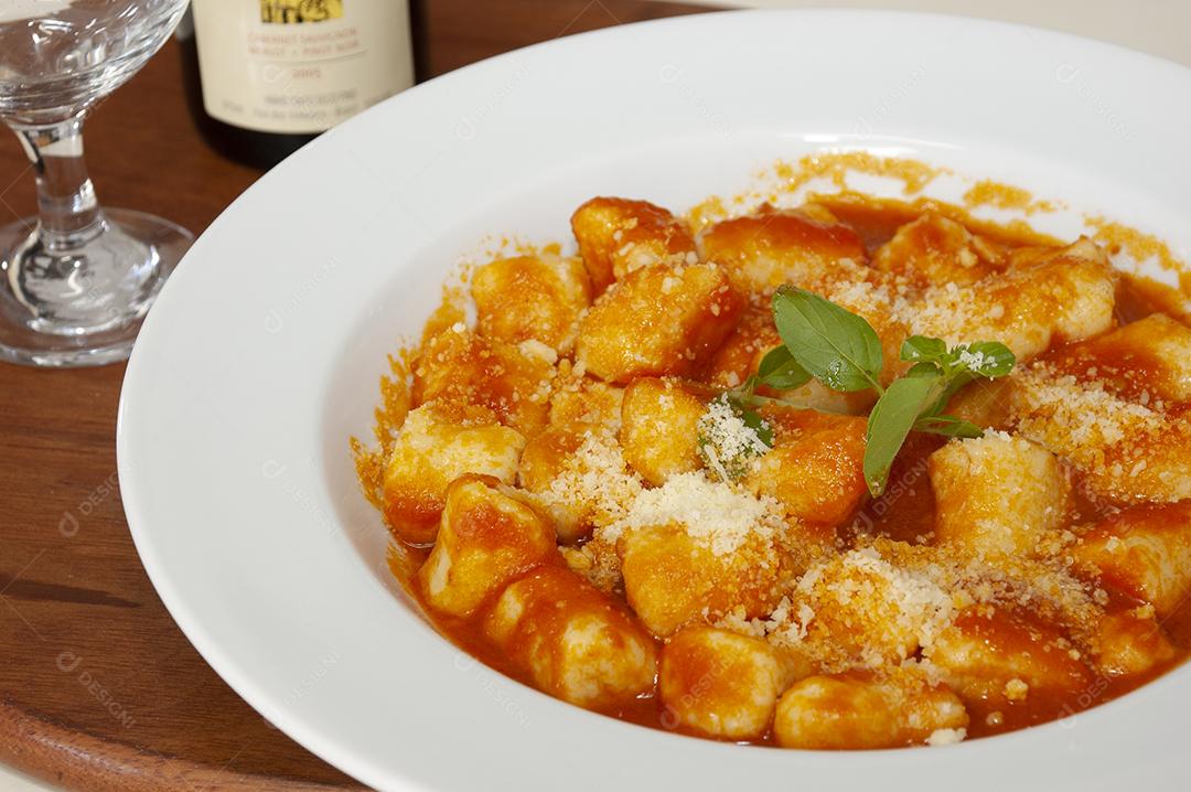 Prato branco de comida restaurante mesa de madeira