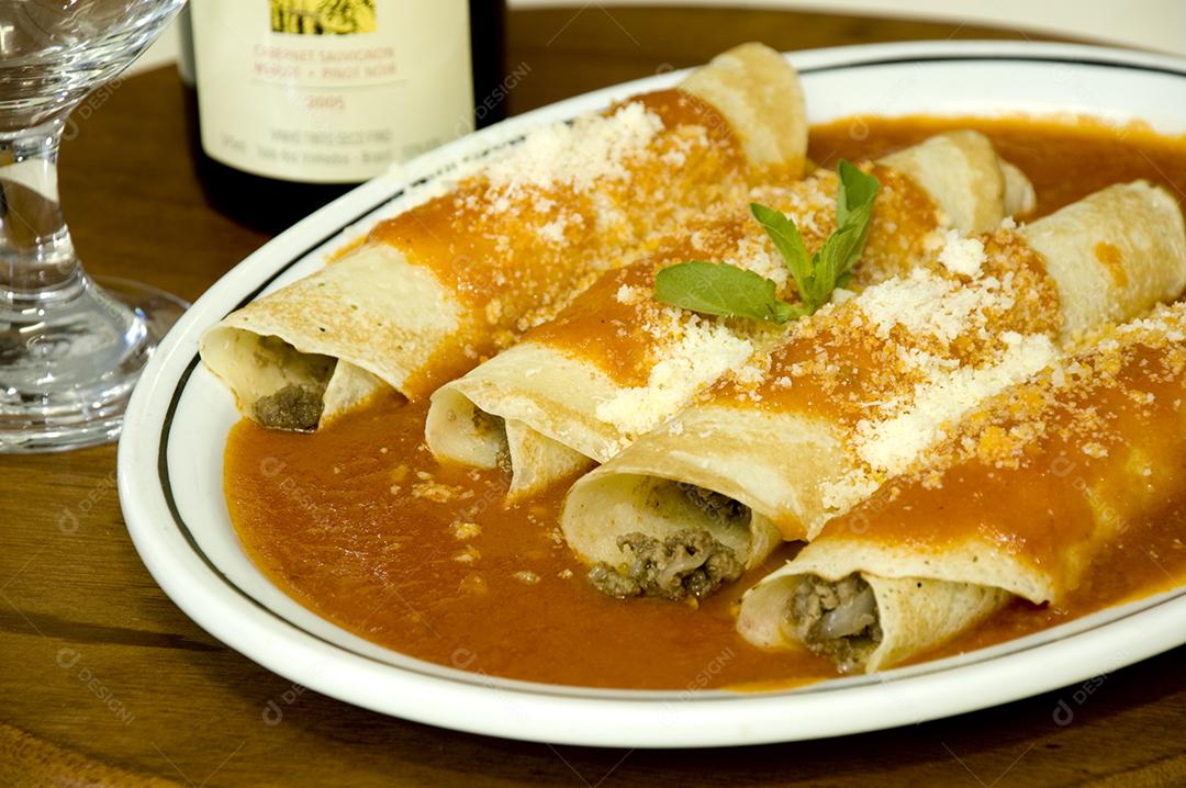 Prato branco de comida restaurante mesa de madeira