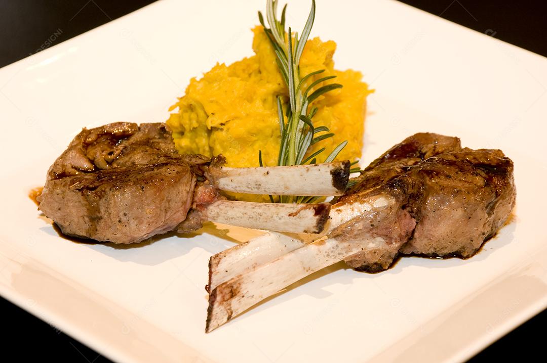 Prato branco de comida restaurante mesa de madeira