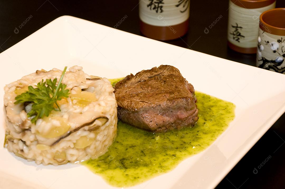 Prato branco de comida restaurante mesa de madeira