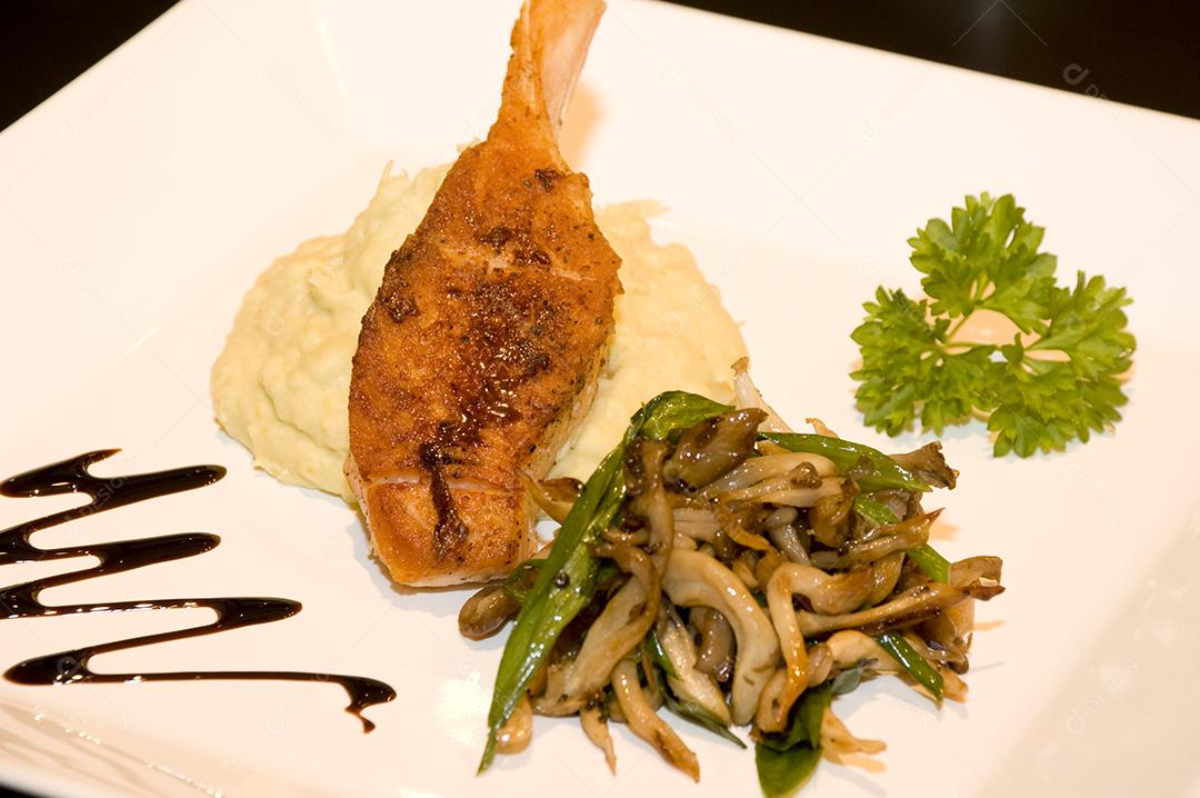 Prato branco de comida restaurante mesa de madeira