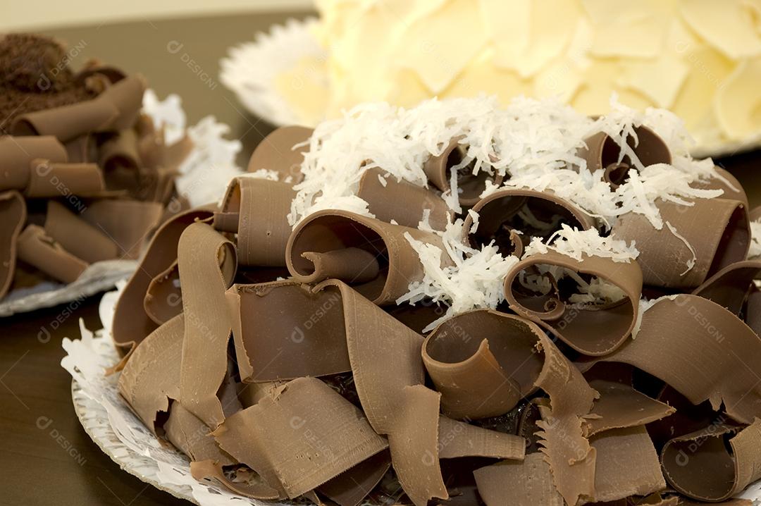 Comida bolo confeitados festa de aniversario brigadeiros