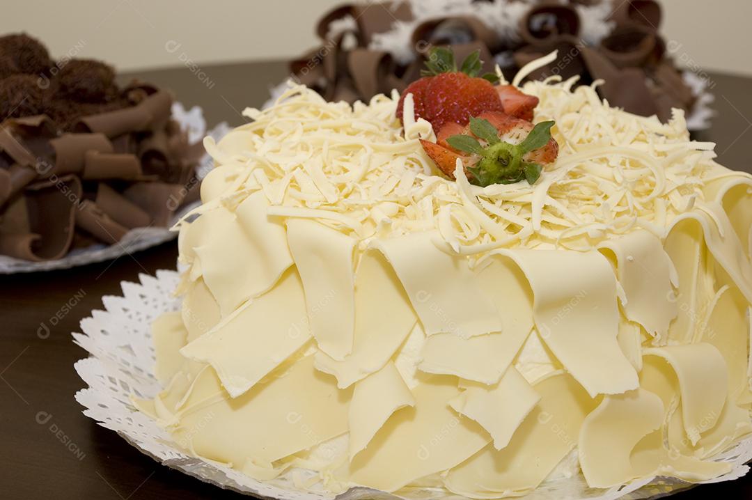 Comida bolo confeitados festa de aniversario brigadeiros