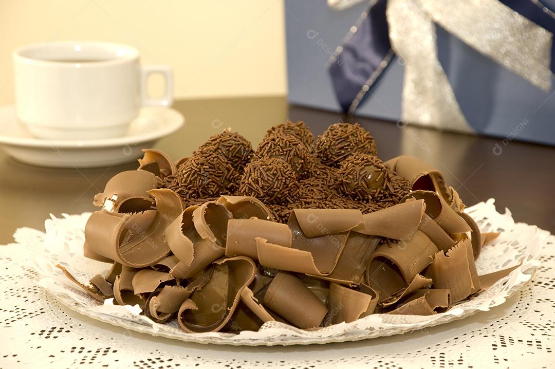 Comida bolo confeitados festa de aniversario brigadeiros