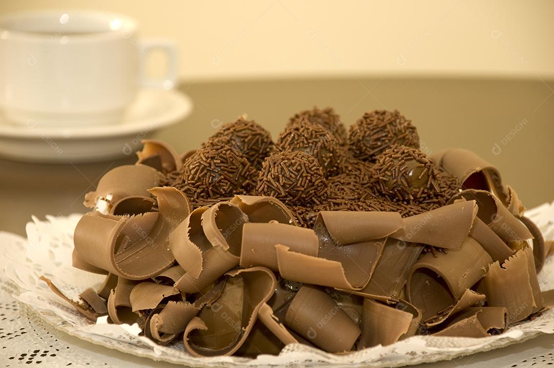 Comida bolo confeitados festa de aniversario brigadeiros