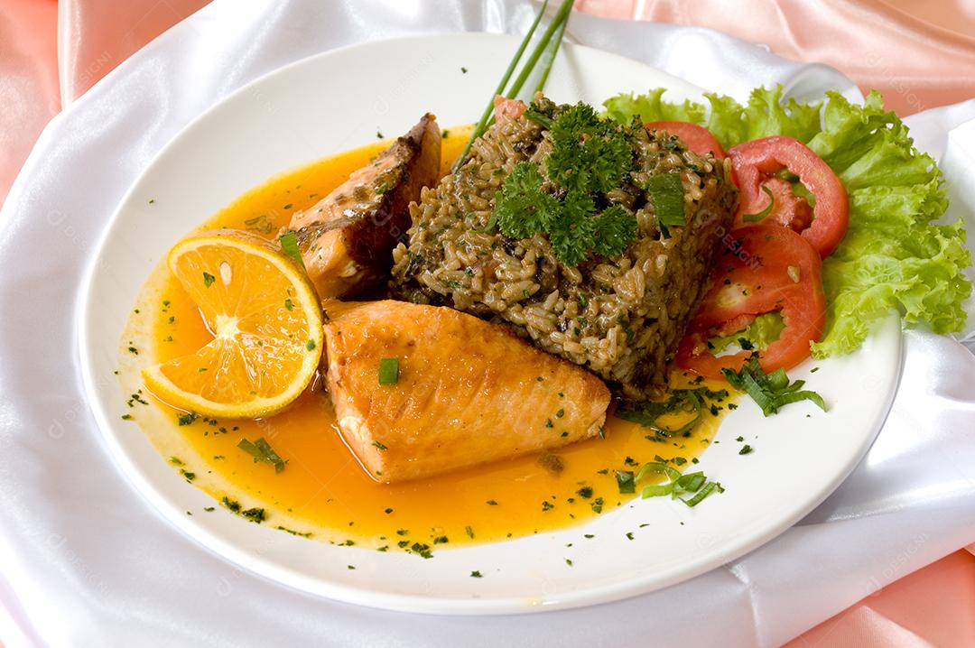 Prato branco de comida restaurante mesa de madeira