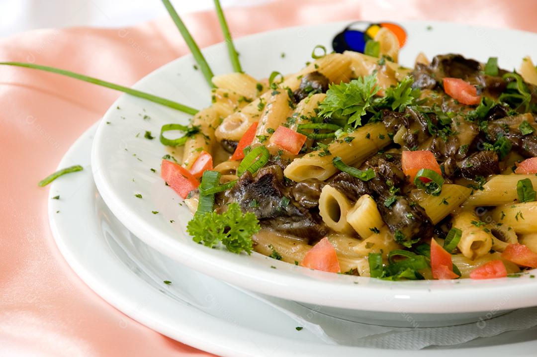 Prato de comida sobre uma mesa de madeira macarrão