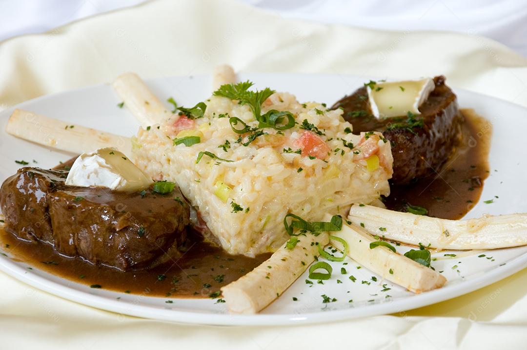 Prato branco de comida restaurante mesa de madeira