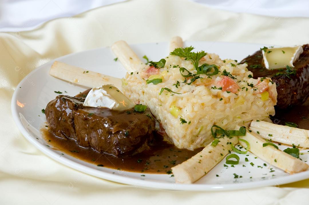 Prato branco de comida restaurante mesa de madeira