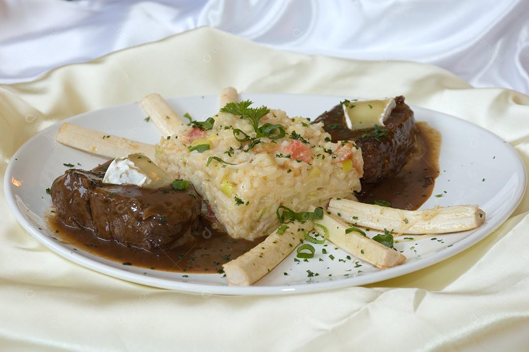 Prato branco de comida restaurante mesa de madeira