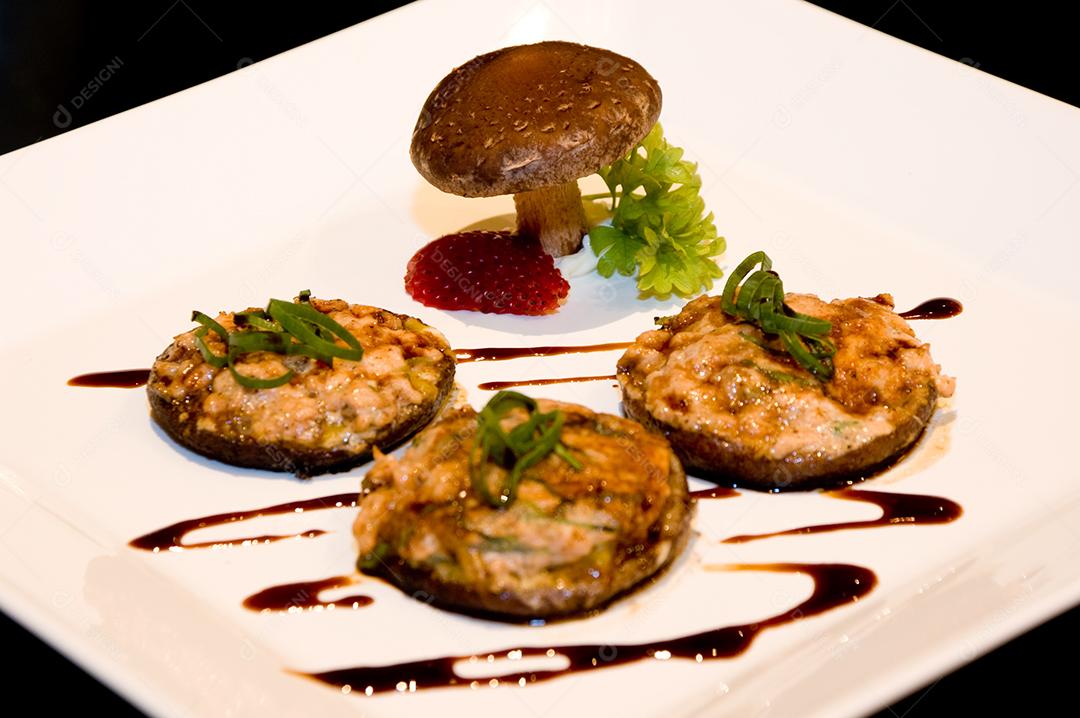 Prato branco de comida restaurante mesa de madeira