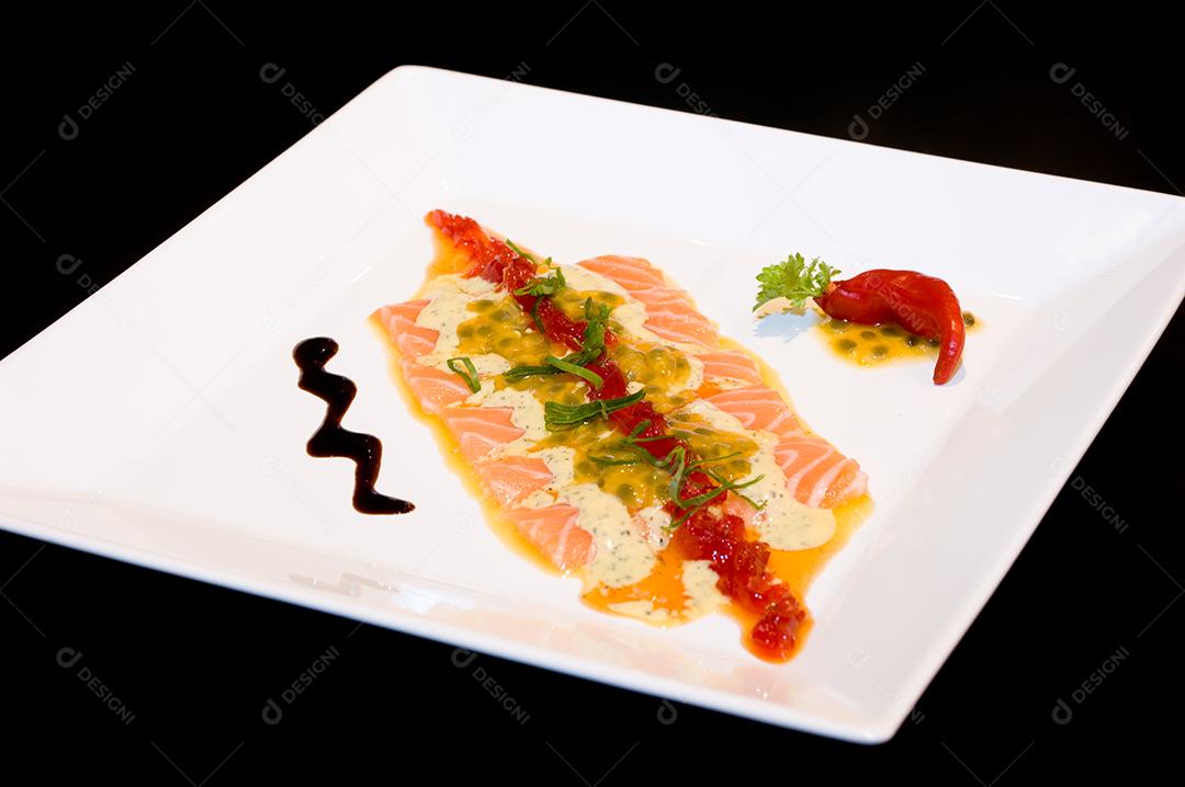 Prato branco de comida restaurante mesa de madeira