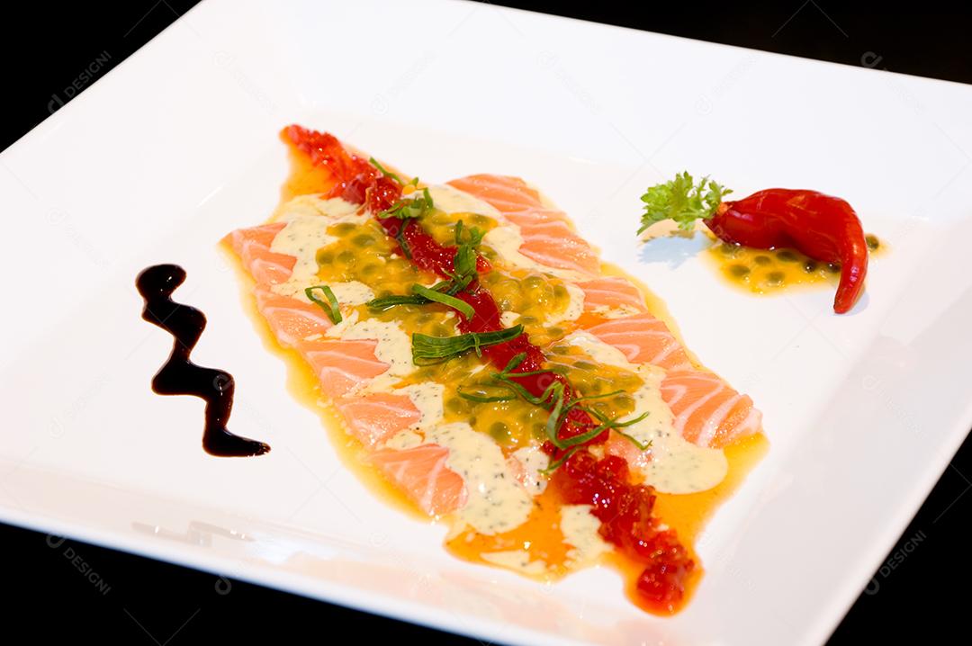 Prato branco de comida restaurante mesa de madeira