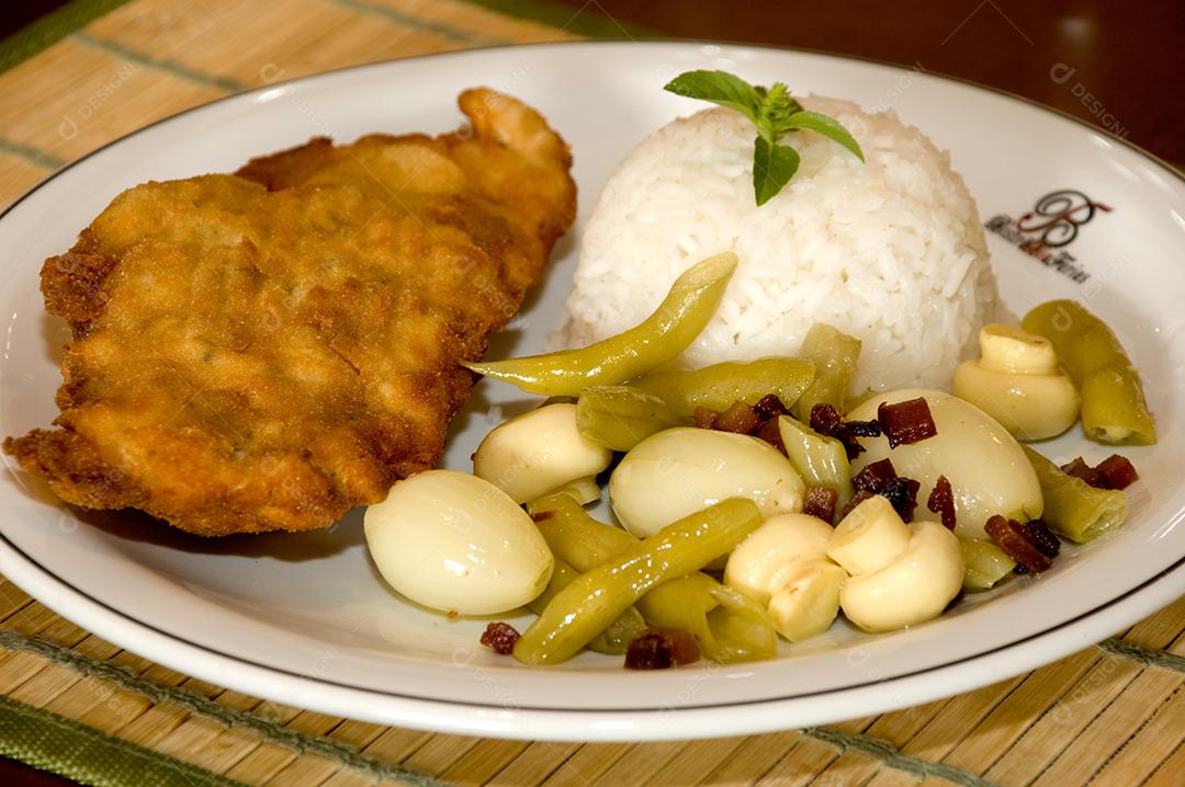 Prato branco de comida restaurante mesa de madeira