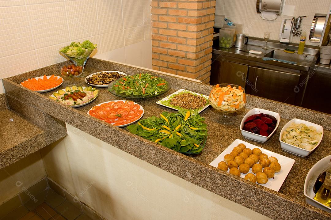 Prato branco de comida restaurante mesa de madeira