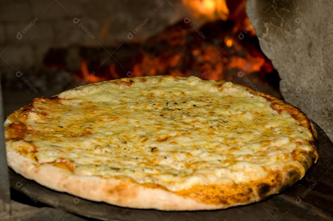 Pizza Pizzarias sendo assada sobre forno comida