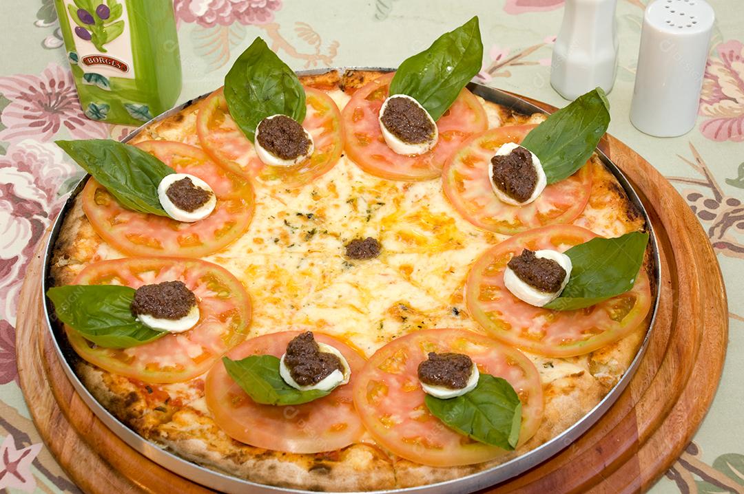 Pizza super deliciosa de queijo com tomate e ovo.