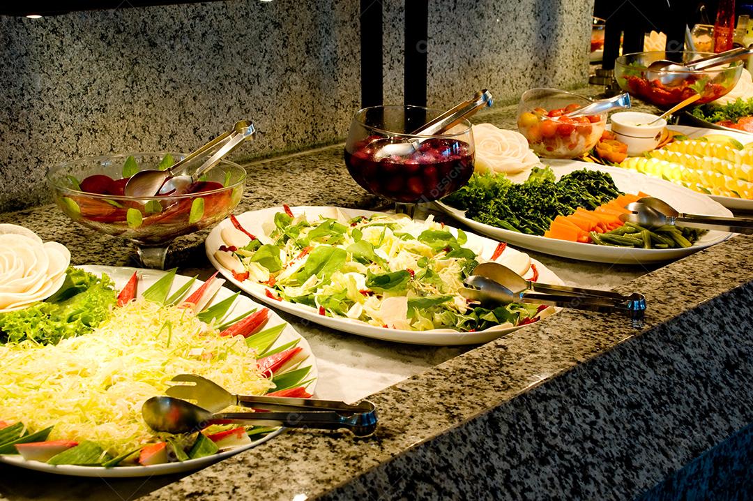 Saladas variadas servidas em buffet