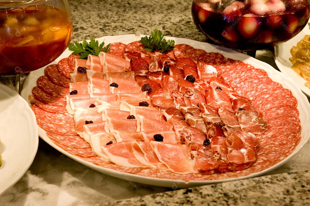 Antepasto, Salame, Bacon sobre mesa de pedra . Comida