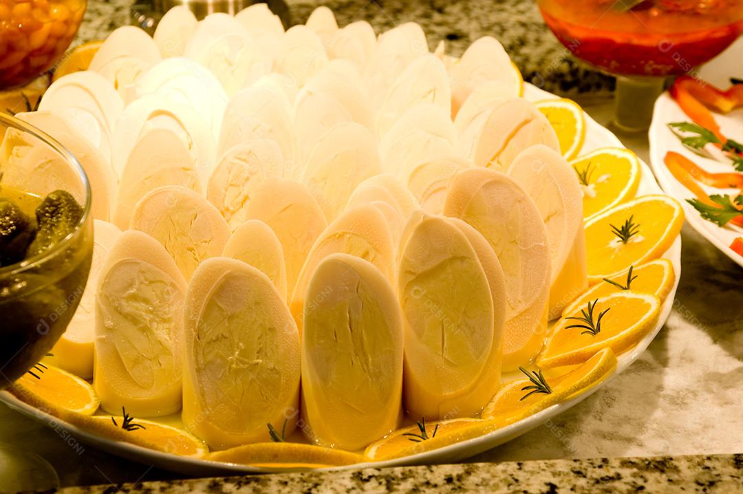 Bolinhos com limão sobre prato branco