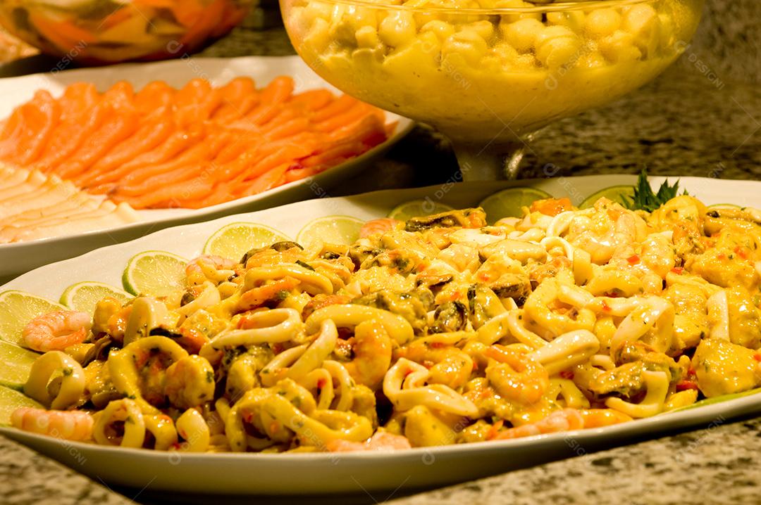 Comida, camarão com limão sobre mesa de pedra