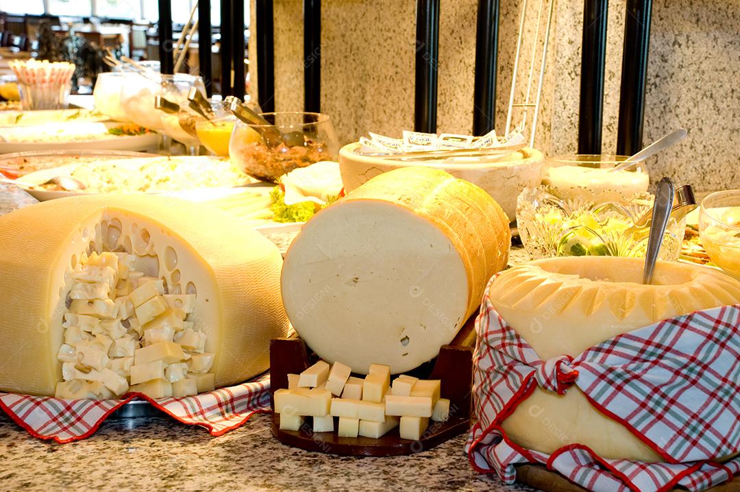 Um grupo de queijos sobre mesa de pedra