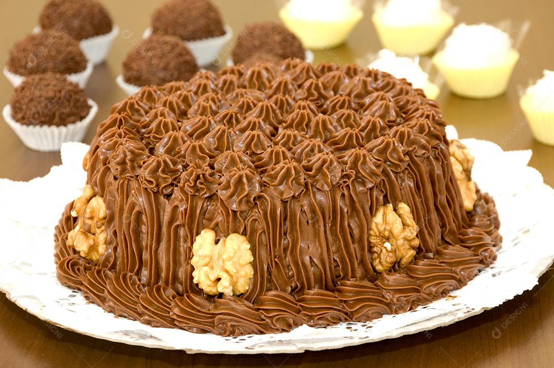 bolo de  chocolate confeitado