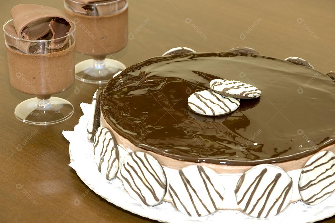 bolo de  chocolate confeitado