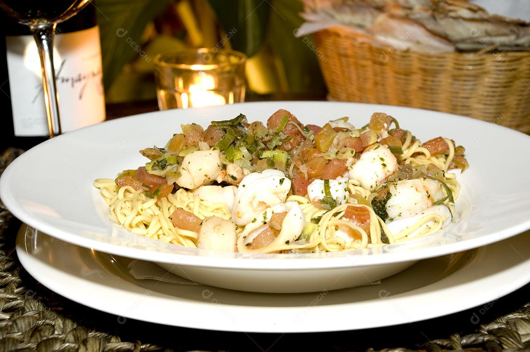 Comida japonesa e cebolas crocantes servidas no restaurante em black bo