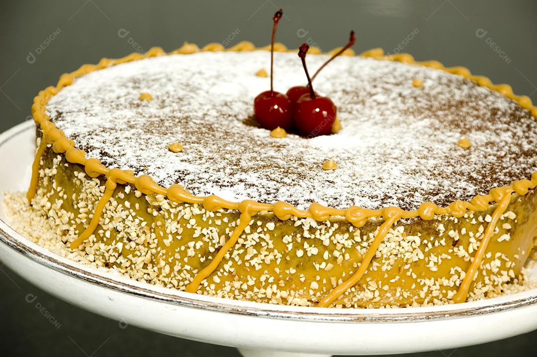 Torta de ricota com calda de amêndoas e mel