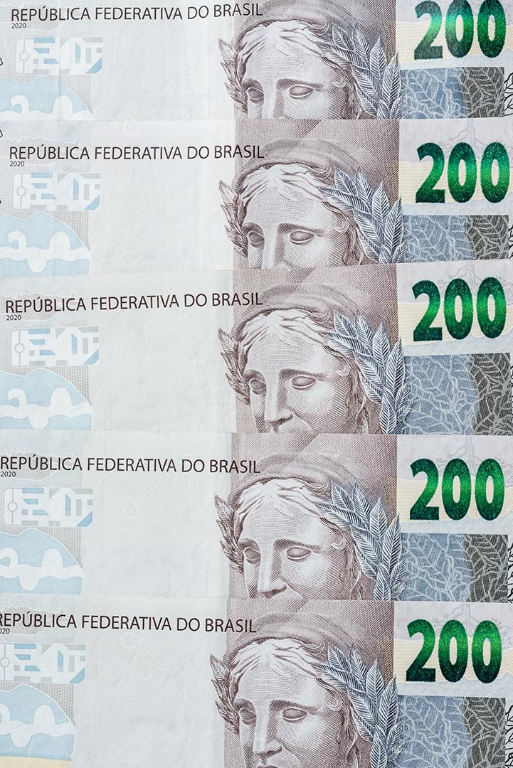 Um grupo de duzentos reais se espalhou.