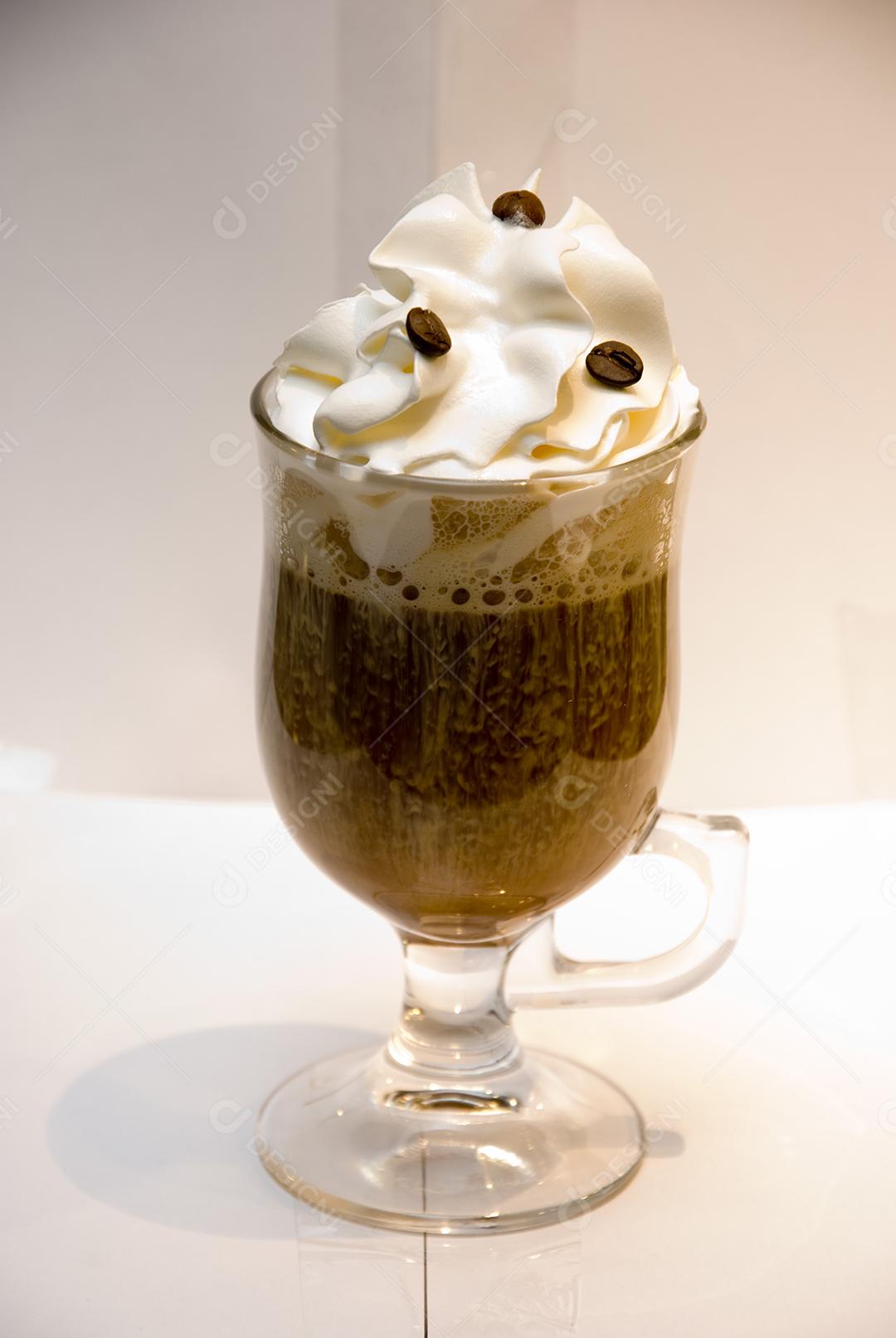 Copo saboroso de sobremesa chantilly com gotas de chocolate