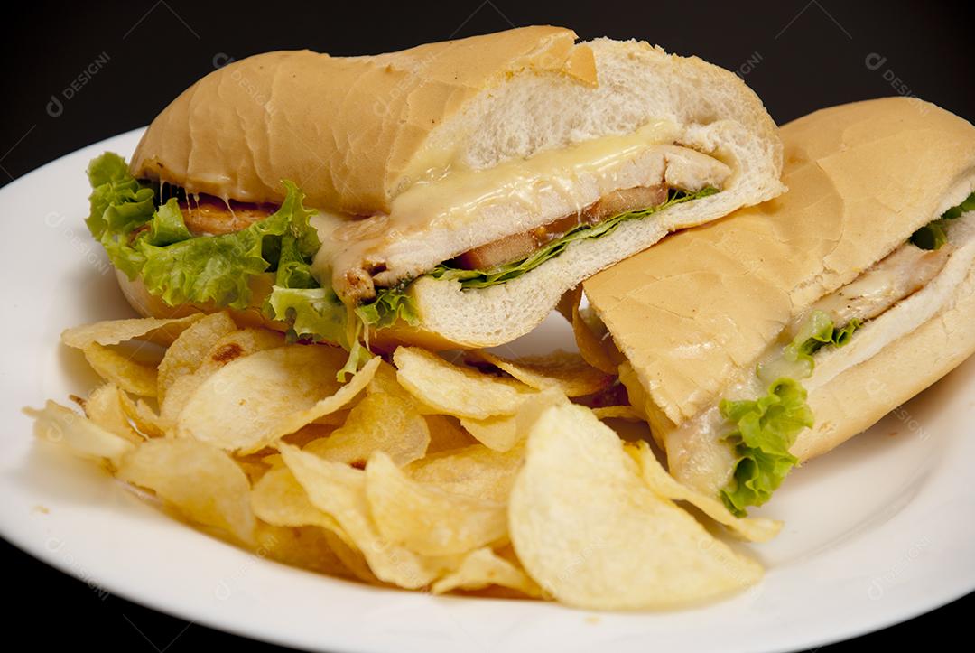 Hambúrguer com queijo derretido, maionese, alface batata frita prato branco