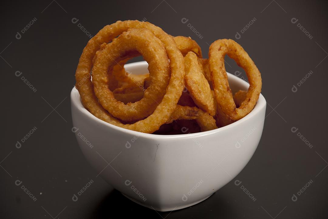 Comida cebolas fritas em formas de anel tigela porcelana