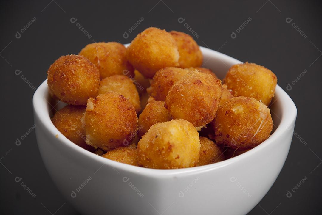 Bolinhas de queijo comida frituras sobre tigela