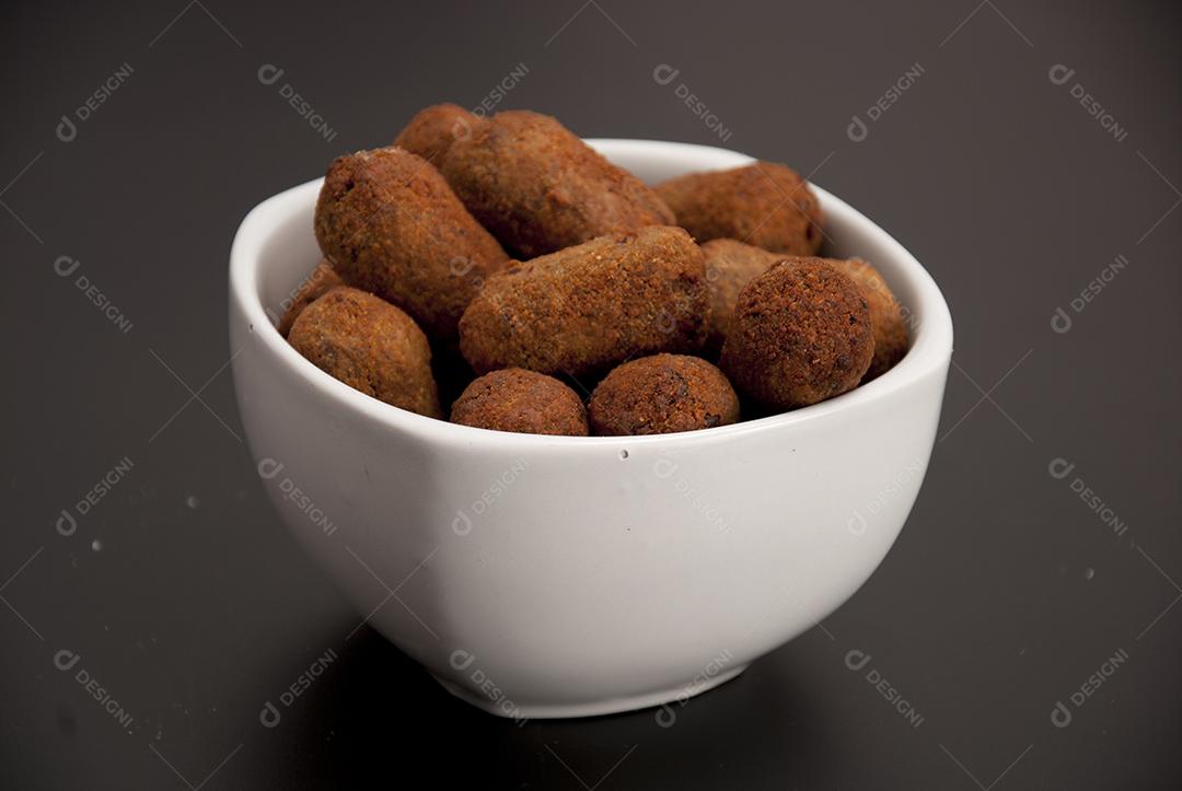 Quibe Frito Árabe Tradicional Sobre uma Mesa de Madeira Lanche Típico Brasileiro