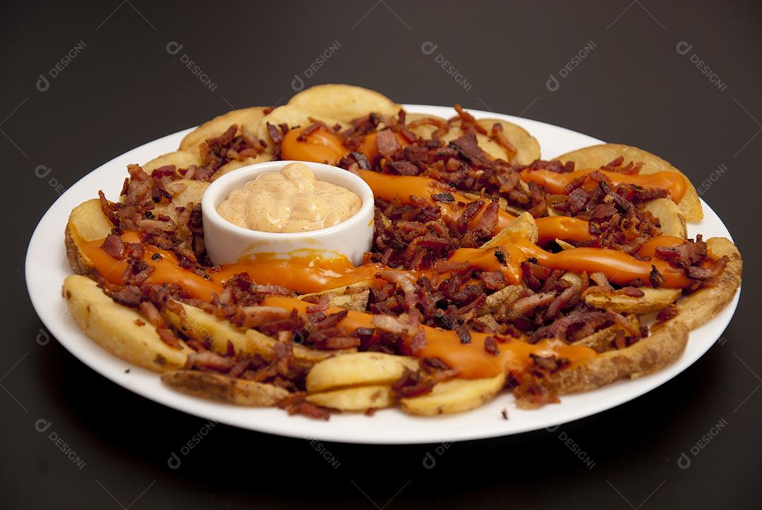 Prato delicoso de batata frita recheada cheddar bacon molho