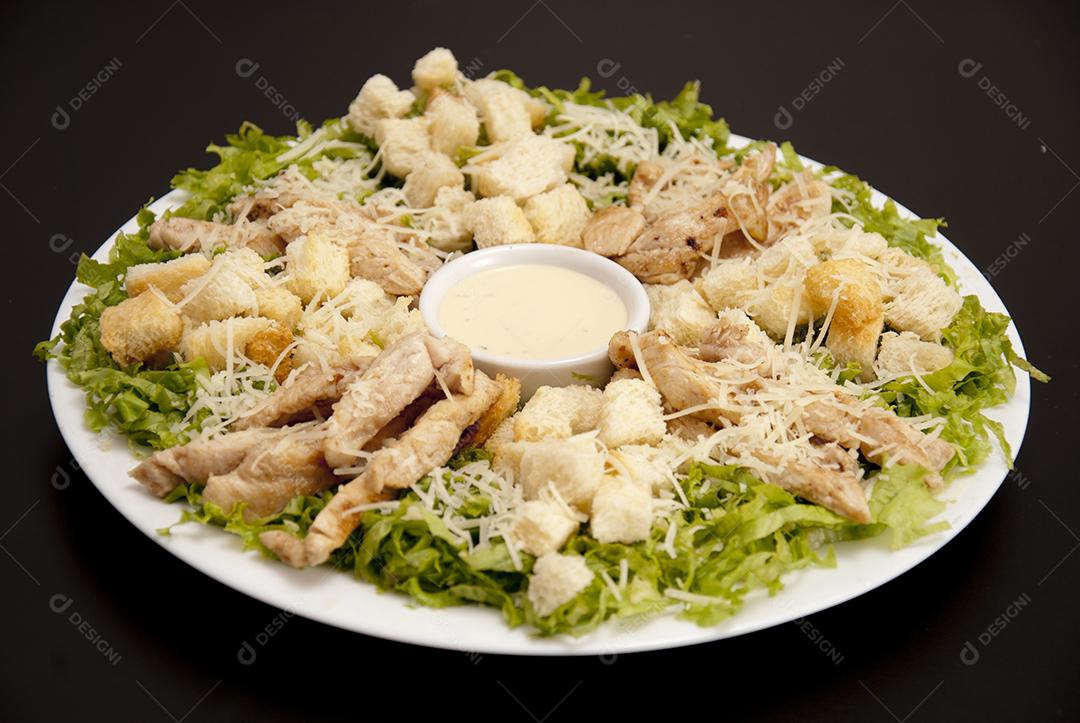 Prato comida frango queijo ralado molho restaurante