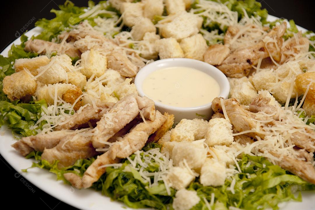 Prato comida frango queijo ralado molho restaurante