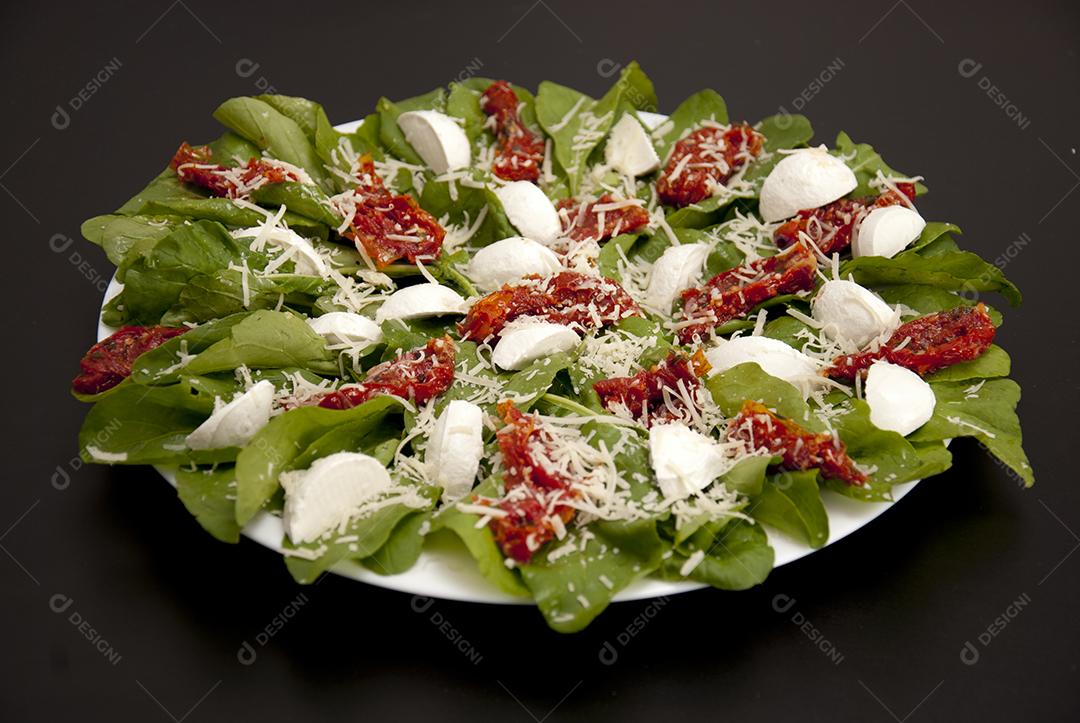 Prato de comida Folhas legumes com queijo ralado por cima