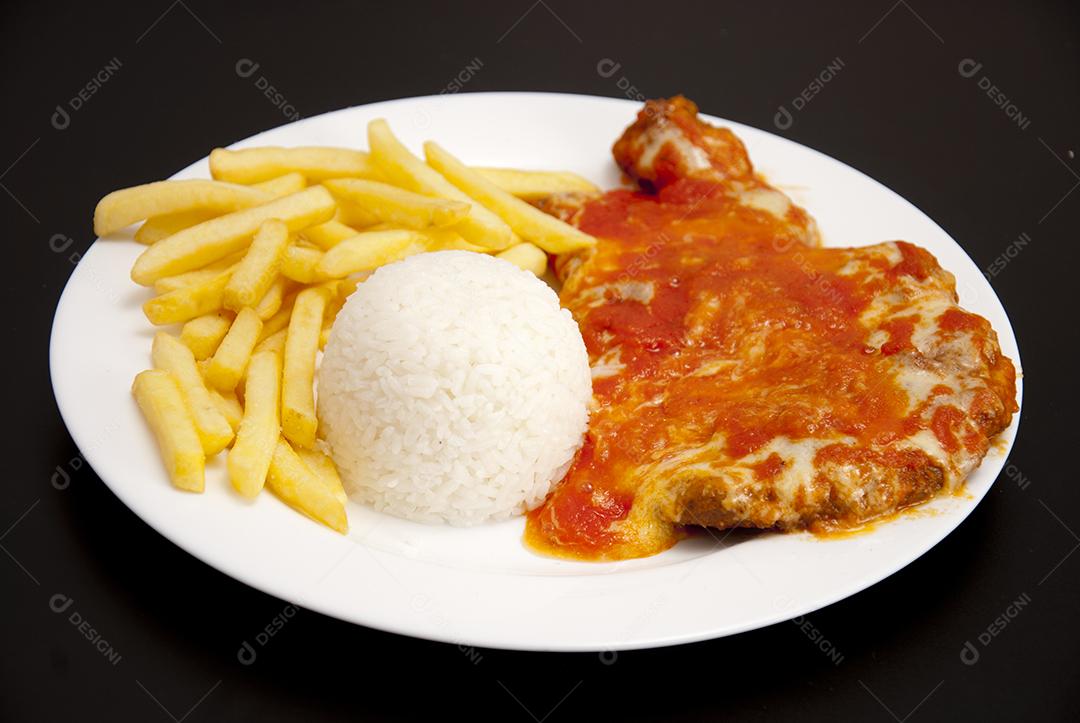 Prato de comida delicioso arroz batata frita molho vermelho com queijo